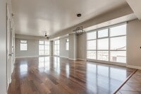 Building Photo - Spacious 3bd/2.5ba residence with City & Mountain Views