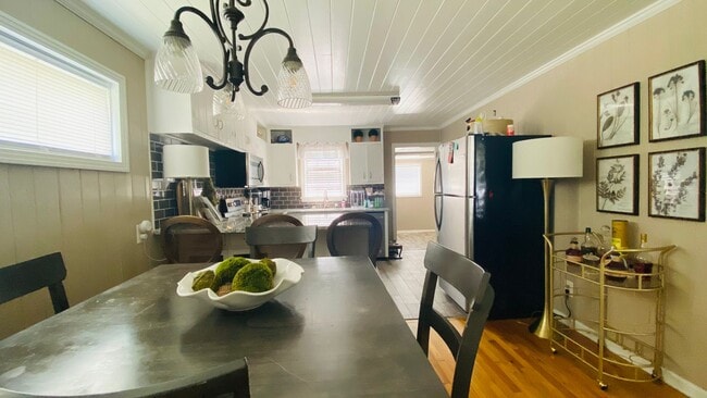 Building Photo - Three bedroom one bath!