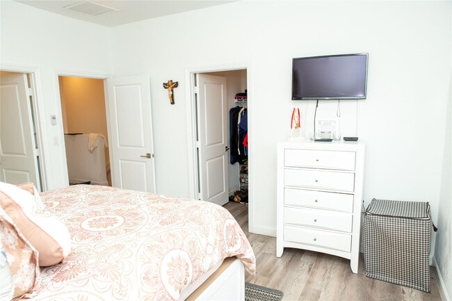 Building Photo - 1147 SW 7th Ave