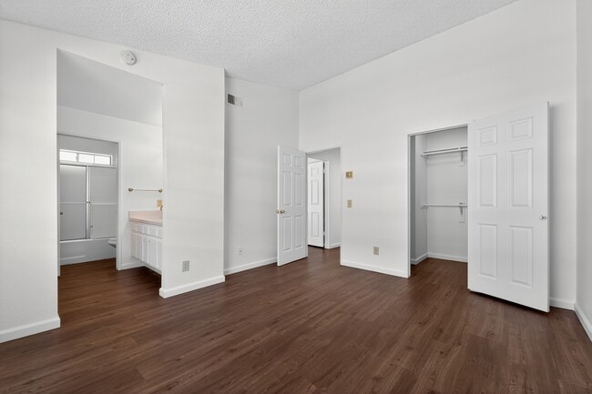 Building Photo - 2800 Plaza del Amo