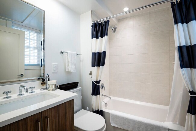 Building Photo - 616 D St SE