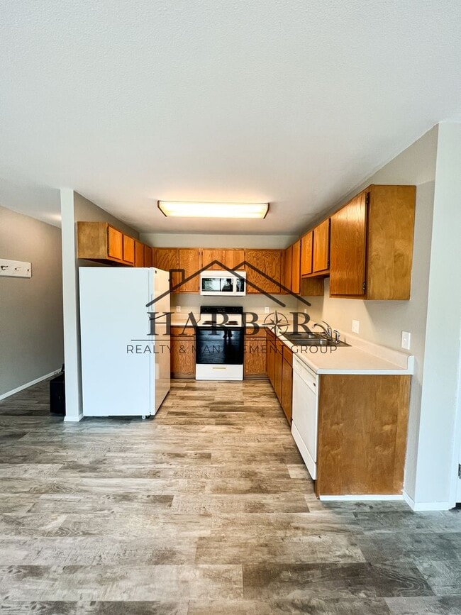 Building Photo - 2 Bedroom 1 Bath - Ask us about our specials!