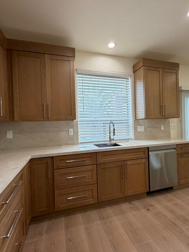 Building Photo - 2741 E Quiet Hollow Ln