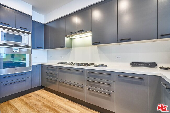 Building Photo - 900 W Olympic Blvd