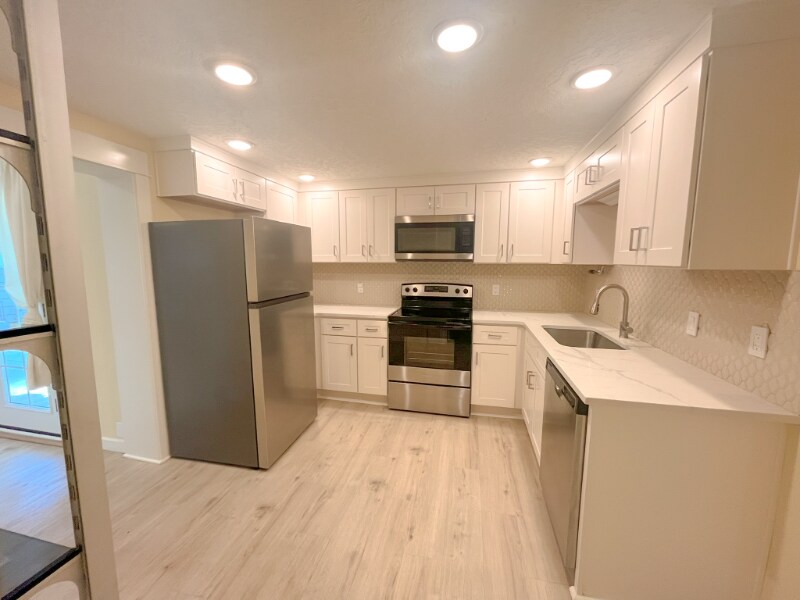 Building Photo - 4117-4123-4123 SE Long St