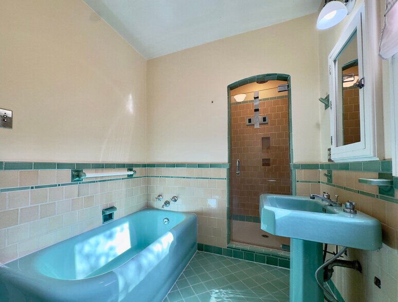 Building Photo - 1645 Scenic Ave