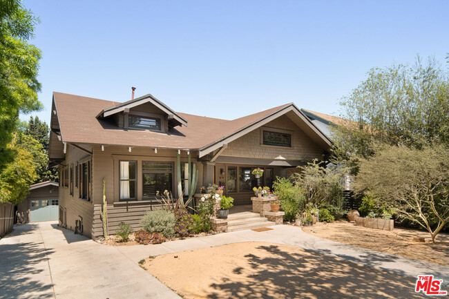 Building Photo - 1421 Edgecliffe Dr