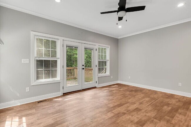 Building Photo - Beautiful Rental in The Highlands – Spacio...