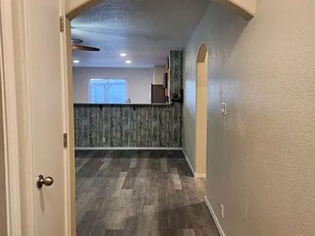 Building Photo - This newly renovated 3 bedroom, 2 bathroom...