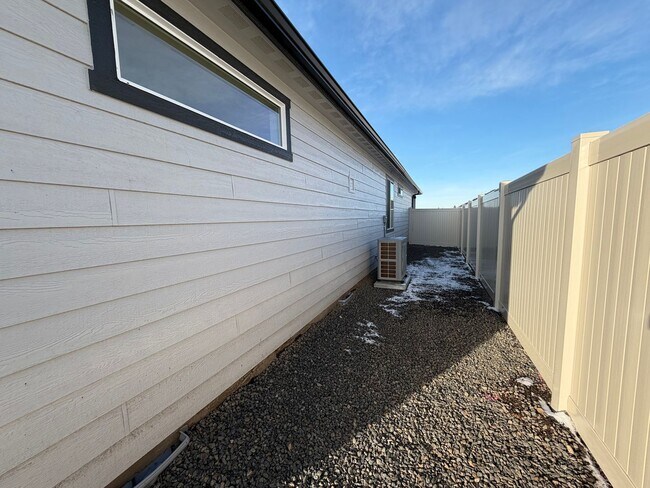 Building Photo - Brand New Hayden Home