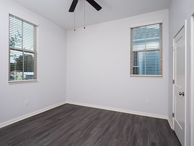 Building Photo - Porter's Parkside - 4 Bedroom, 4 Bathroom ...