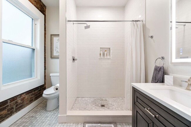 Building Photo - 6 Bed 4 bath Fully Furnished Oakland