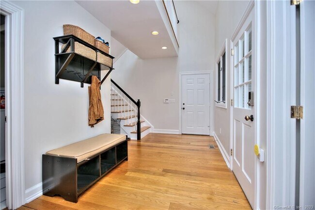 Building Photo - 30 Soundview Farm Rd