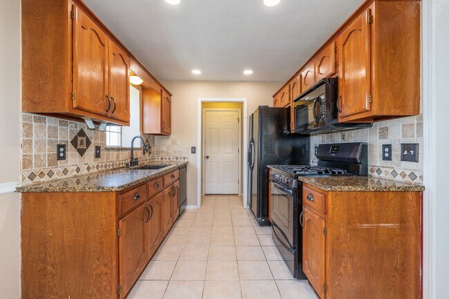 Building Photo - 3 Bed | 2 Bath in Broken Arrow!