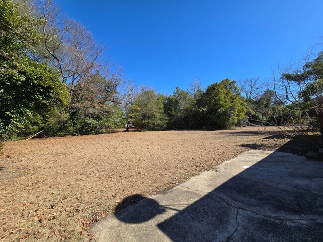 Building Photo - 1929 Crestview Dr