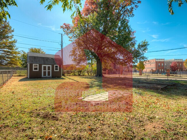 Building Photo - 224 W 5th St