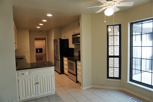 Building Photo - 3 bed 3 Bath 2 Car Garage Town Home in the...