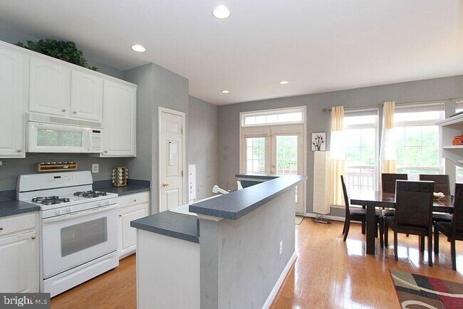 Building Photo - Beautiful 3-Bedroom, 2.5-Bath End-Unit Gar...