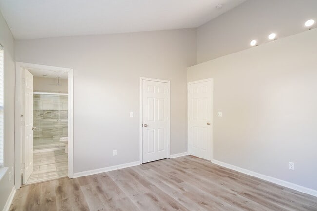 Building Photo - 6726 Oak Lake Dr