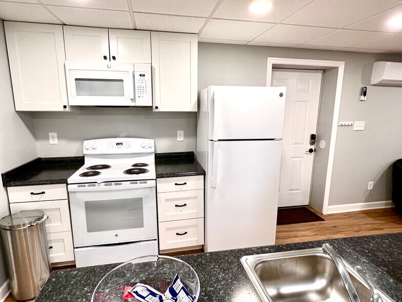 Lower Level Kitchen - 4531 Embry Rd