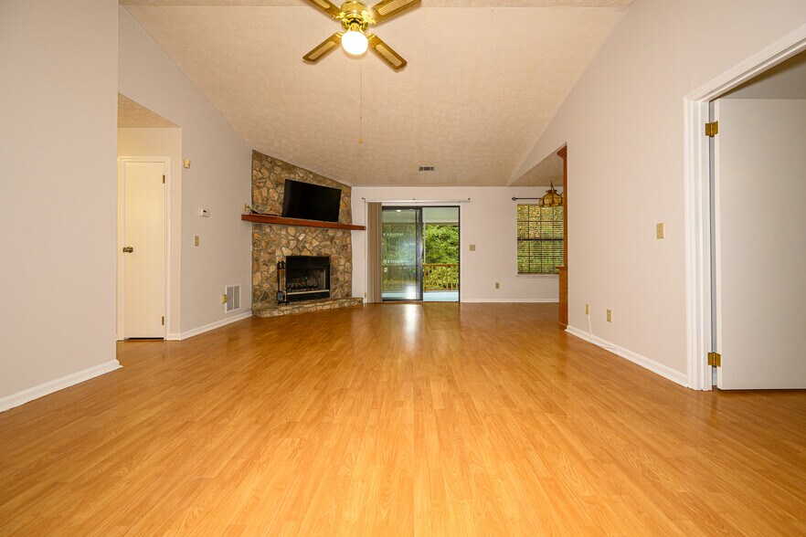 Building Photo - 2655 Merry Rd