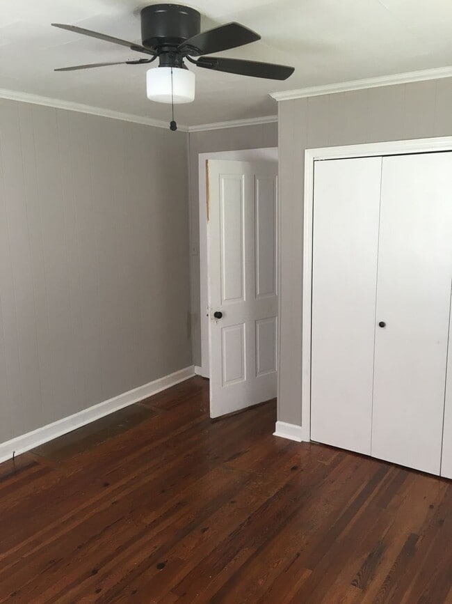 Building Photo - 2/1 House in Celanese $1095