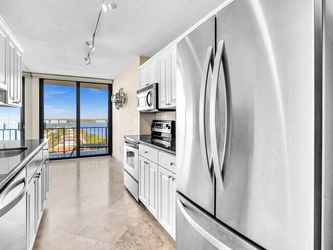 Building Photo - 4200 N Ocean Dr