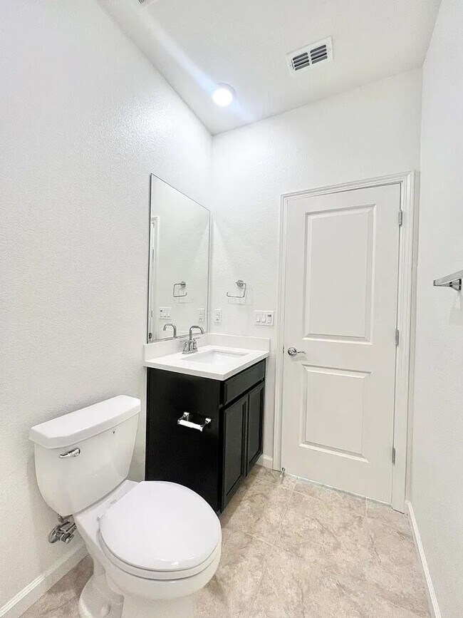 Building Photo - Spacious 4 Bedroom Home in West Roseville ...