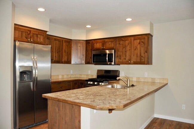 Building Photo - 3 bed 2.5 bath Townhouse