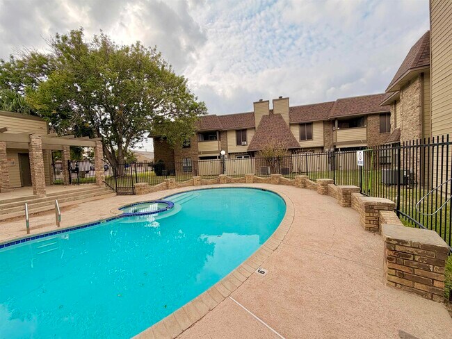 Building Photo - 200 Martingale