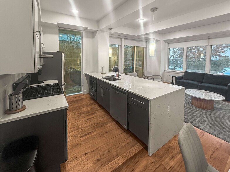 Building Photo - 236 W Thompson St