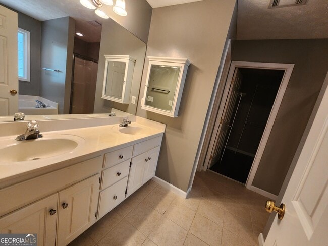 Building Photo - 7184 Village Loop
