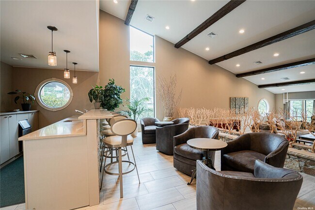 Building Photo - 30 Club Dr S