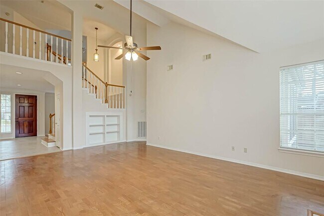 Building Photo - 910 Chinni Ct