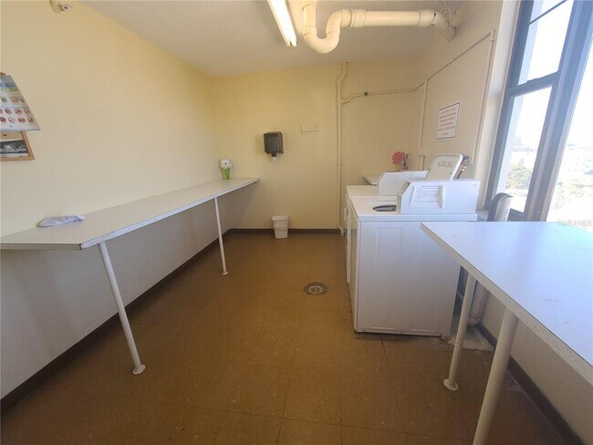 Building Photo - 255 Dolphin Point