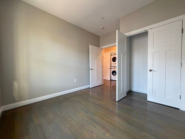 Building Photo - 966 Hyde Park Ave