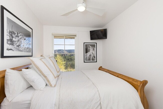 Building Photo - 7 Saddle Ridge Rd