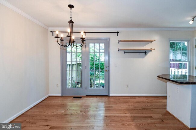 Building Photo - 5987 Edgehill Ct