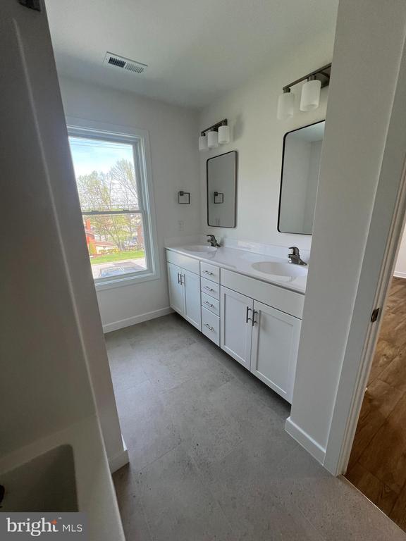 Building Photo - 352 W 11th St