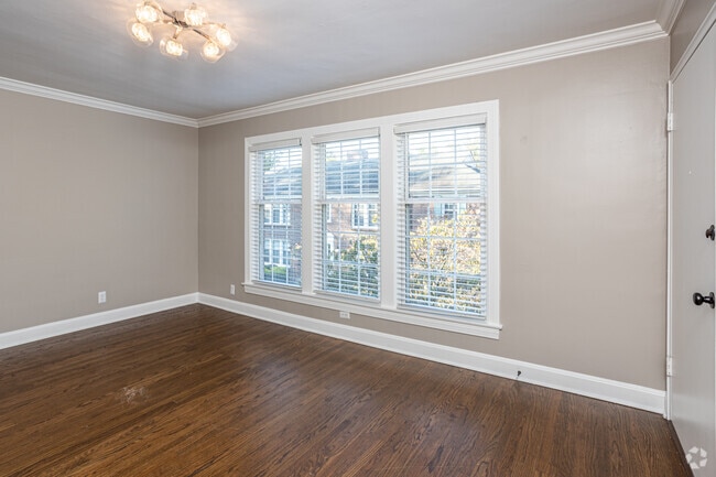 2BR, 1BA - 880 SF - Living Room - Avenue Willow