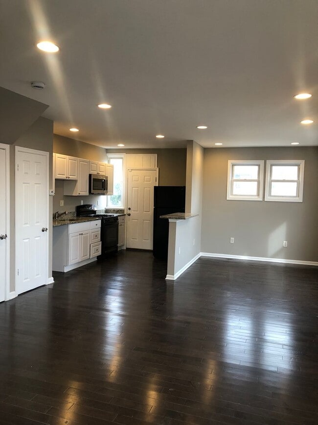 Building Photo - 3 Bedroom 2 Bathroom recently renovated townhouse in Baltimore Voucher Approved