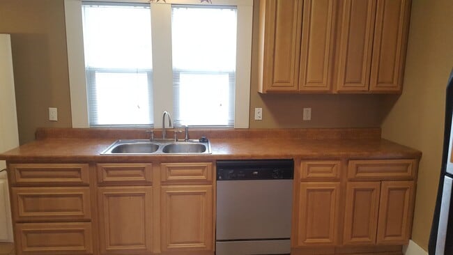 Building Photo - Great home, lots of space, fully updated, ...