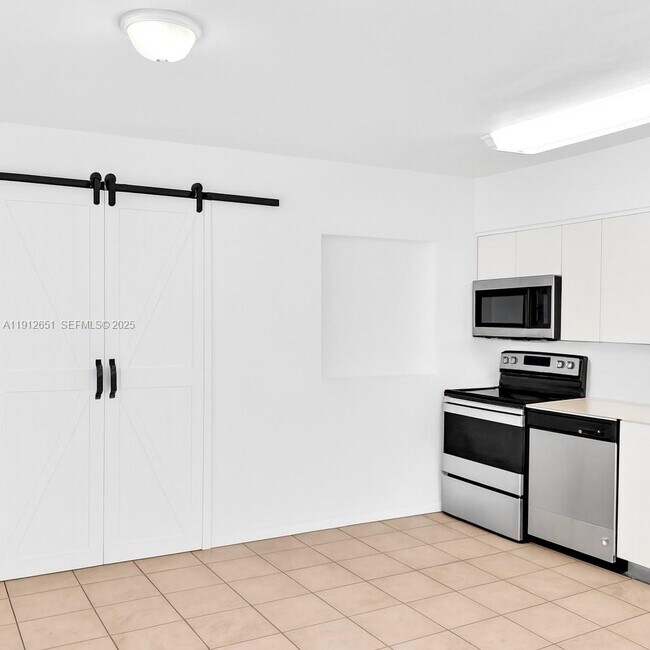 Building Photo - 3415 SW 15th St