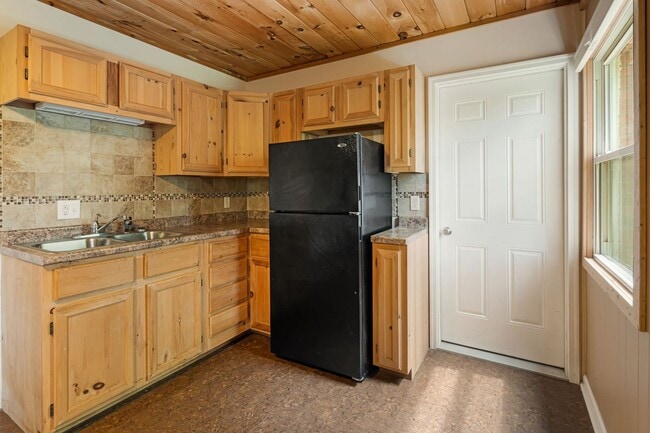 Building Photo - 3-Bedroom Home in North AVL with Studio an...