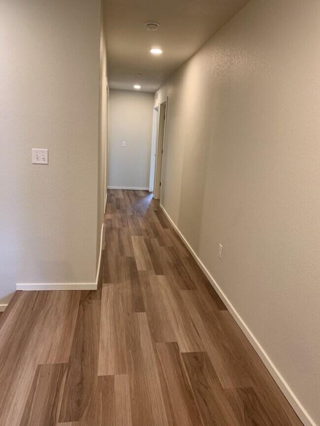 Building Photo - 3 Bed / 2.5 Bath Townhome with Attached Garage in NE Ft. Collins