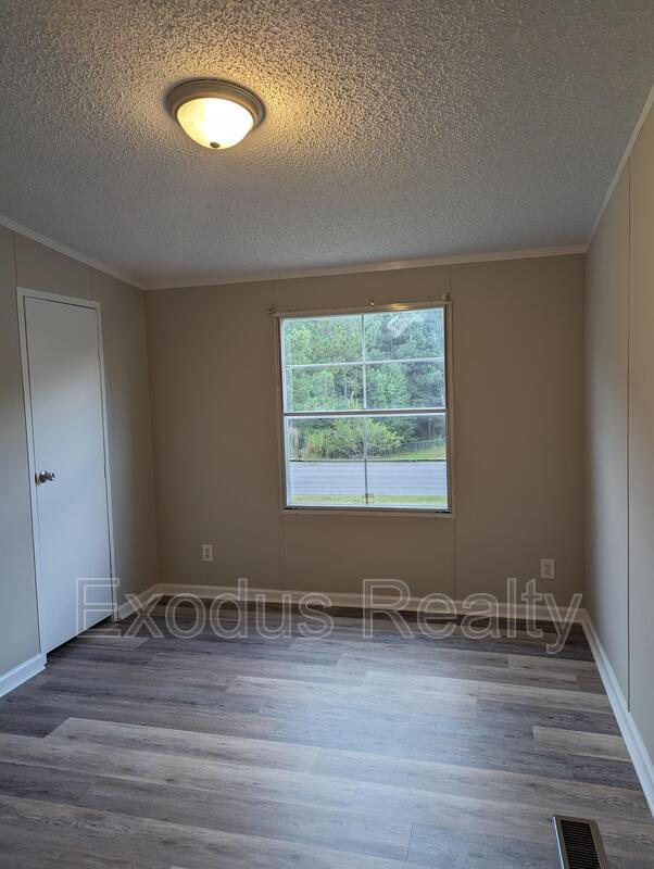 Building Photo - 624 Deer View