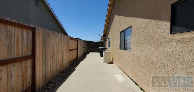 Building Photo - Lovely 3 Bedrooms 2 bath Home For Rent
