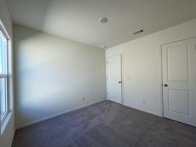 Building Photo - BHCRENT.COM 3 bed 2 bath 2 car garage, gat...