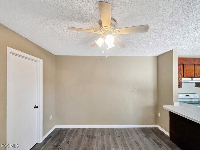 Building Photo - 5241 Cedarbend Dr