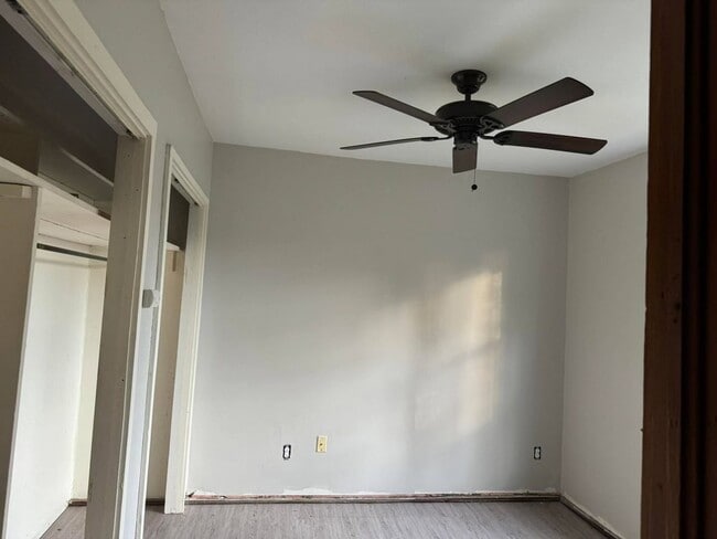 Building Photo - 1 bedroom/1 bathroom downstairs apartment